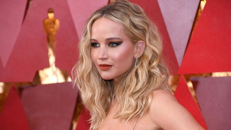 chang trai viet "tut tat" cho loat sao the gioi, giup jennifer lawrence hut hon tai oscar 2018 - 3